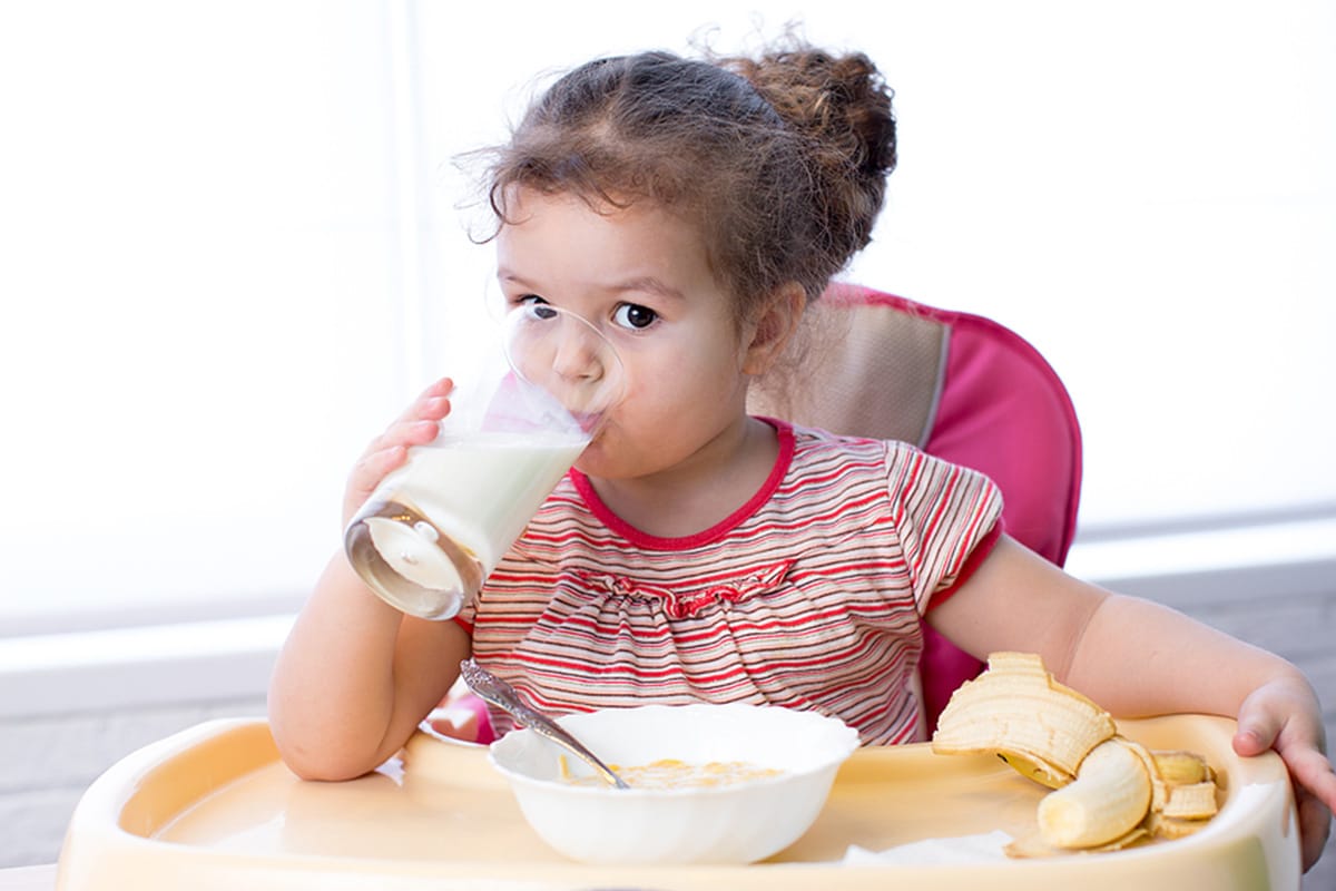Niña pequeña tomando leche